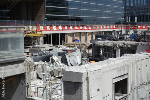 Chantier et construction au pied d'un immeuble