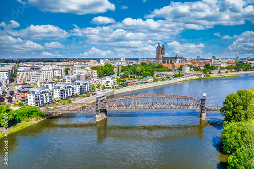 Panorama Luftbild der Stadt Magdeburg an der Elbe mit Dom in Sachsen-Anhalt, Deutschland
 photo