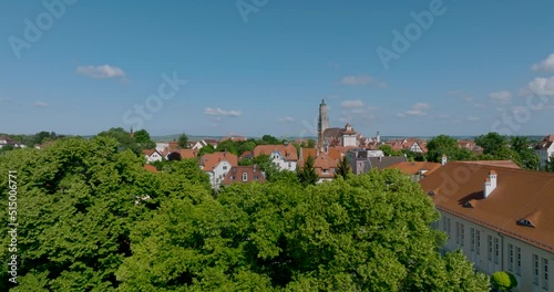 Drohnen-Video: Ausblick auf die Altstadt von Nördlingen im Ries