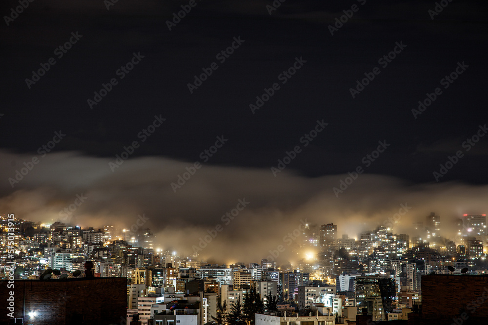 Quito con neblina en la noche