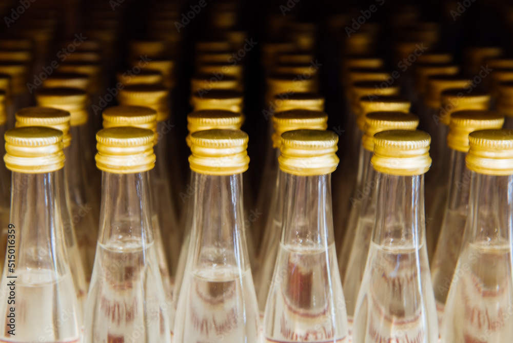 des bouteilles de digestif alignées. Des d
