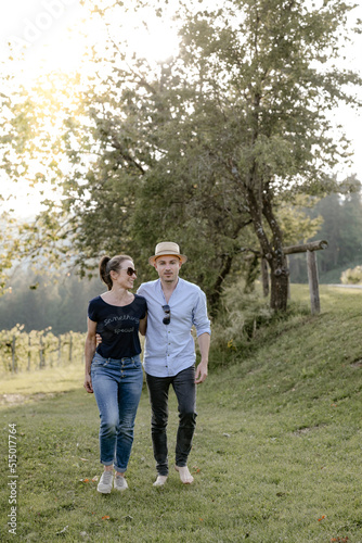 Paar, 35+, spaziert auf Wiesenweg © Michaela Begsteiger