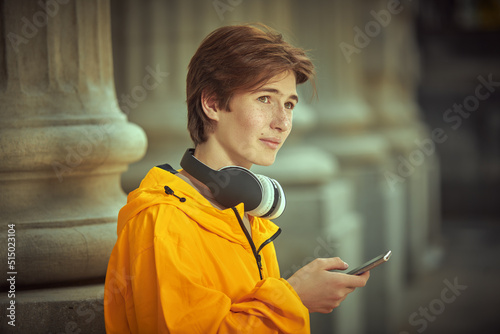 Foto boy standing on street