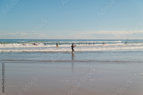 escena en la playa de surfers 