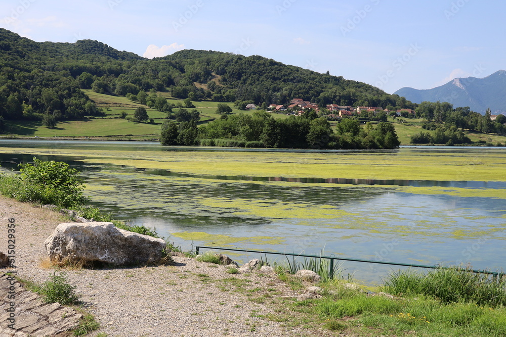 Le lac du lit au roi, village de Massignieu de Rives, département de l'Ain, France