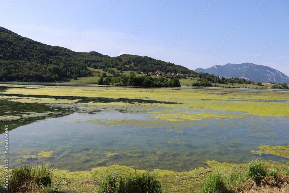Le lac du lit au roi, village de Massignieu de Rives, département de l'Ain, France Le lac du lit au roi, village de Massignieu de Rives, département de l'Ain, France