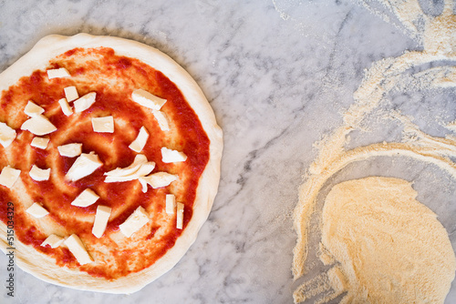 Foto background photo of some pizzas on marble top with flour and traditional italian