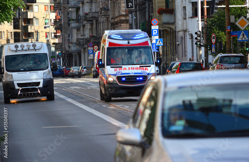 Karetka medyczna ratunkowa na sygnale jedzie ulicą miasta z pomocą do wypadku. 
