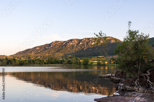 Vue sur le Mont Liausson depuis les bords du Lac du Salagou au coucher du soleil