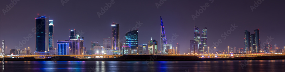 Obraz premium Panoramic view of Manama city at night