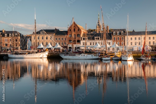 Vue sur le port de Fécamp pendant l'événement Grand'Escale au coucher du soleil - Bateaux à voiles dans le port avec des reflets dans l'eau