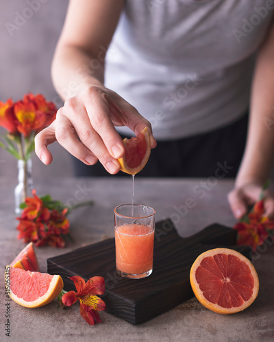 jugo exprimido de pomelo con flores photo