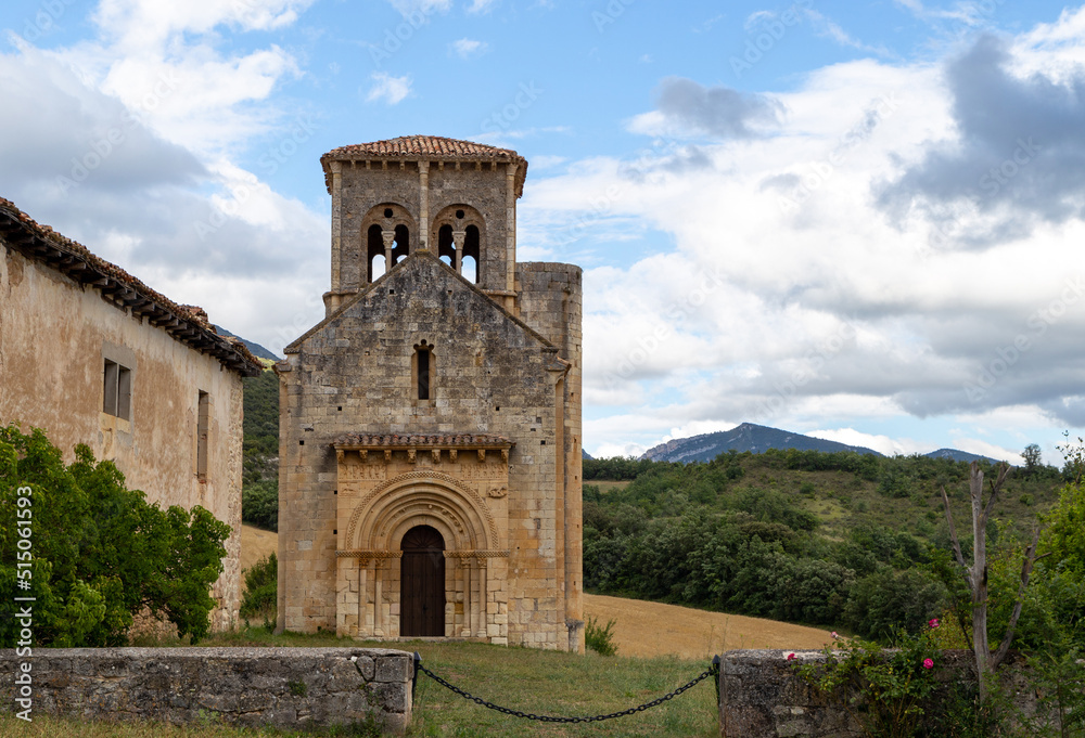 Ermita románica de San Pedro de Tejada (siglo XII). Se considera una de las obras más importantes del arte románico en Burgos. Puente Arenas, Burgos, España.	