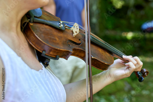 Frau spielt Geige