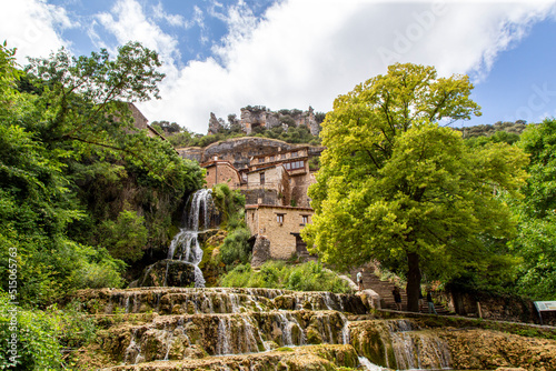 Bonito pueblo. Un arroyo atraviesa la localidad en una cascada que desemboca en el río Ebro. Orbaneja del Castillo, Burgos, España. 