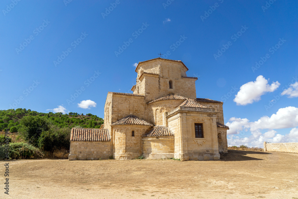 Ermita de Nuestra Señora de la Anunciada (siglo XI), iglesia románica con decoración lombarda. Urueña, Valladolid, España.