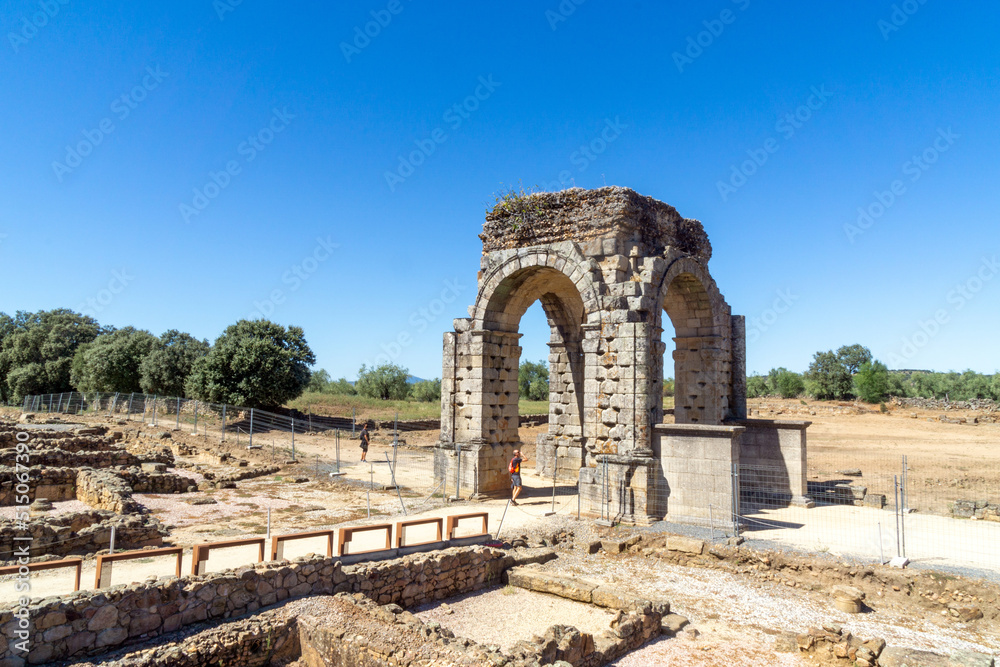 Arco romano de Cáparra (siglo I). Valle del Ambroz, Cáceres, España. - obrazy, fototapety, plakaty 