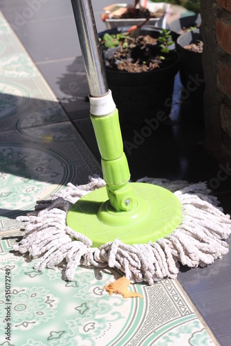 round mop to clean the floor