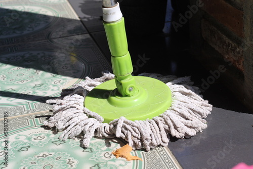 round mop to clean the floor