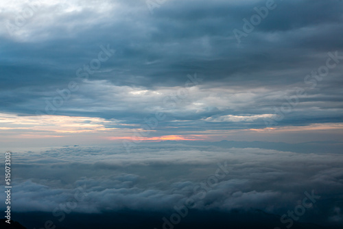 曇り空の日の出 © Jiro
