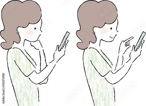 スマホをチェックする女性