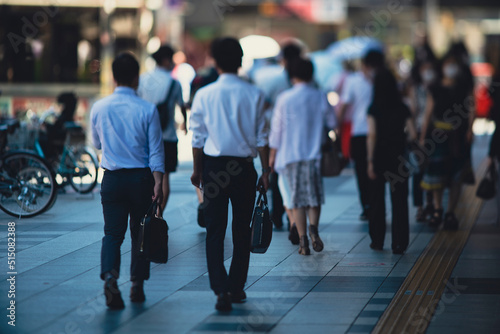 大阪の街を歩く人々