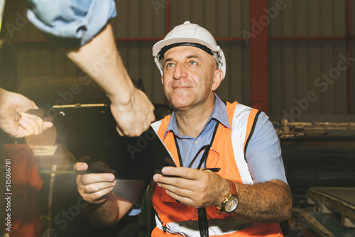 Εκτύπωση καμβά Senior engineering chief accepting assignments from male subordinate workers with excellent teamwork in industrial factory sites : Foreman who is responsible for professional production inspection