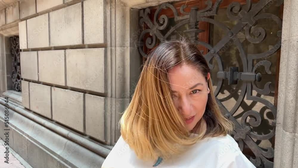 Latina posando muy segura en la calle, camara lenta