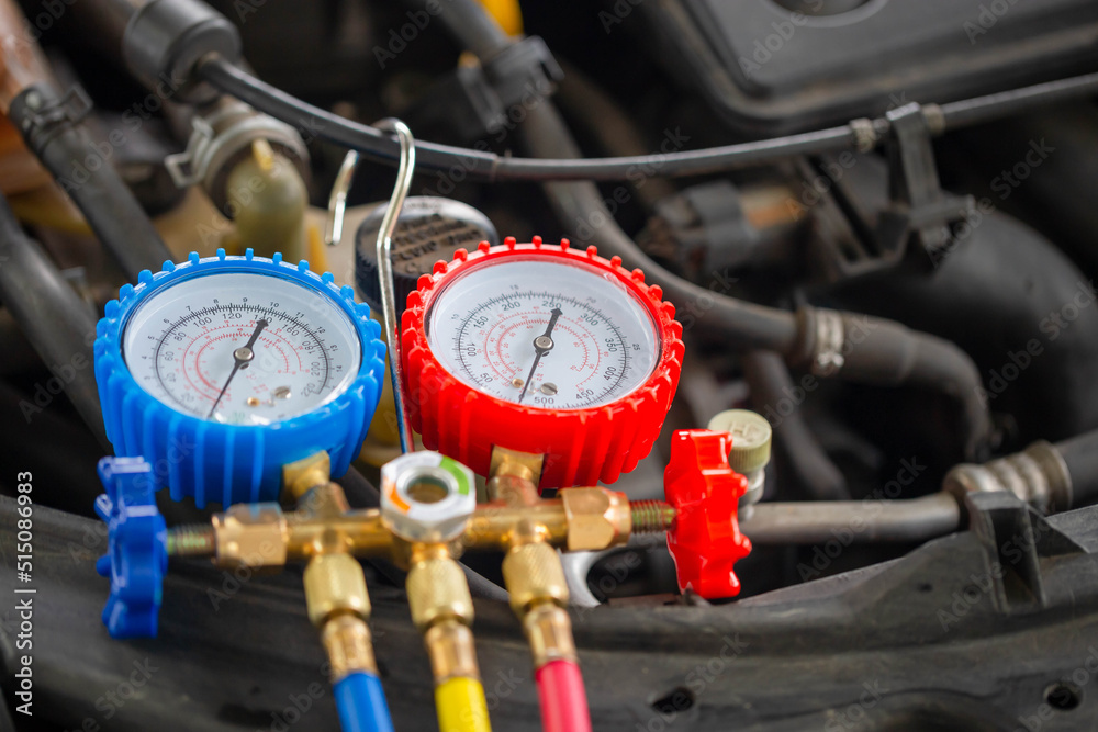 Air conditioning manifold gauges for check the pressure and leak on car air condition systems