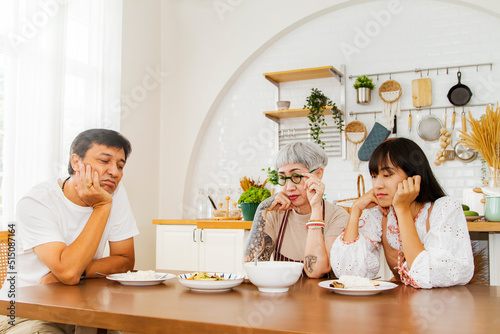 Photos Family is not happy with the food : Family, parents and daughters are tired of regular food, repetitive food and overnight food