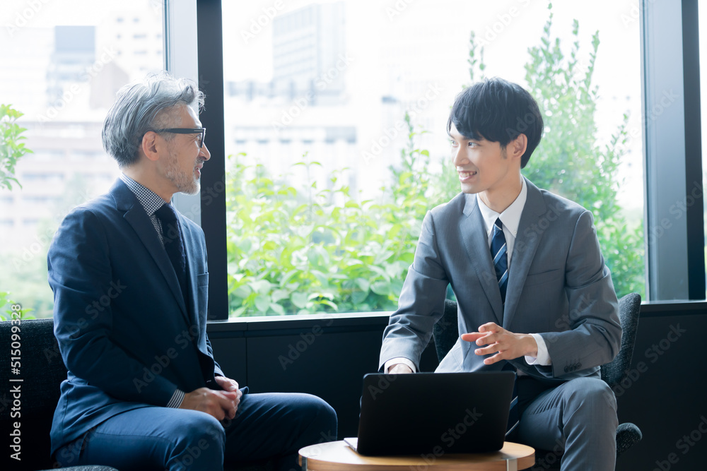 話をするスーツを着た日本人男性二人