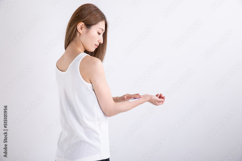 日焼け止めクリームを塗る女性　Sunscreen