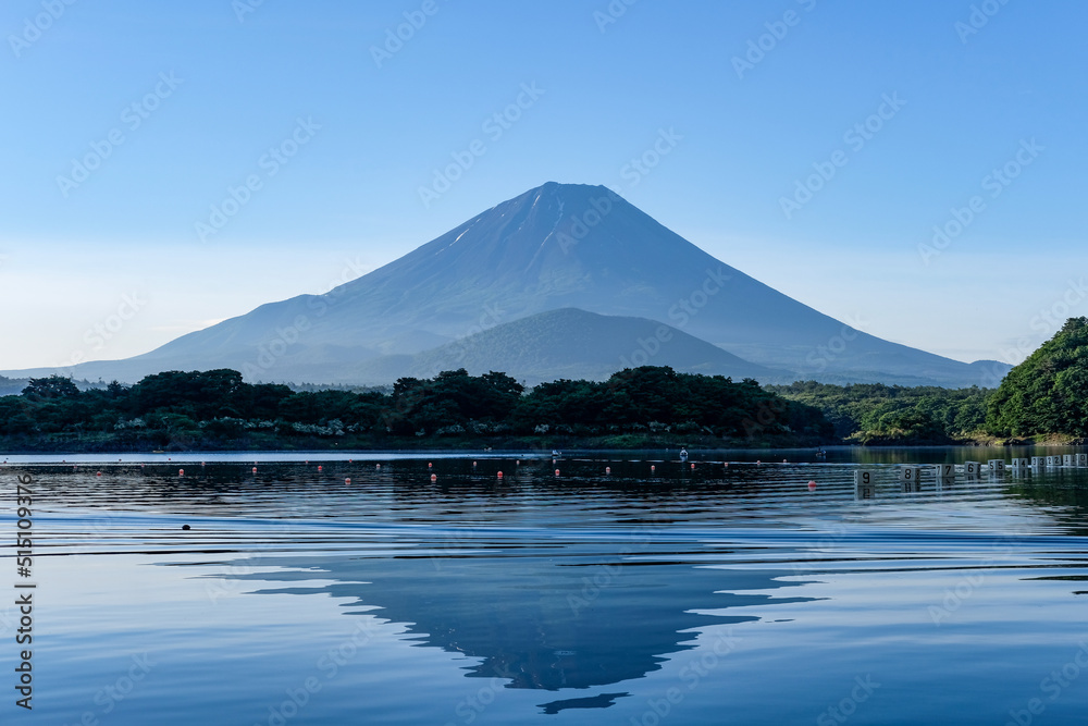 山梨県富士河口湖町の精進湖と富士山