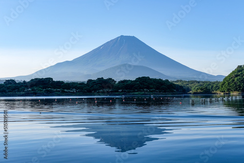 山梨県富士河口湖町の精進湖と富士山