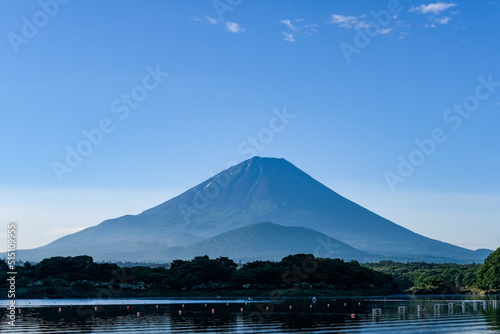 山梨県富士河口湖町の精進湖と富士山