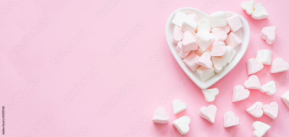 Fototapeta premium Heart-shaped marshmallows on a pink background