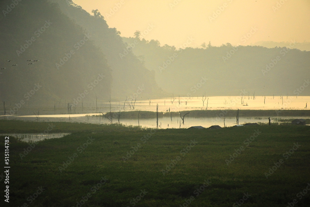 Obraz premium sunrise over lake
