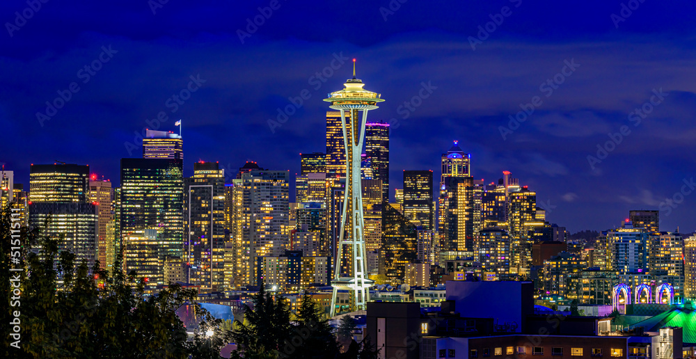 Sunset skyline panorama with the Space Needle, Kerry Park in Seattle, Washington