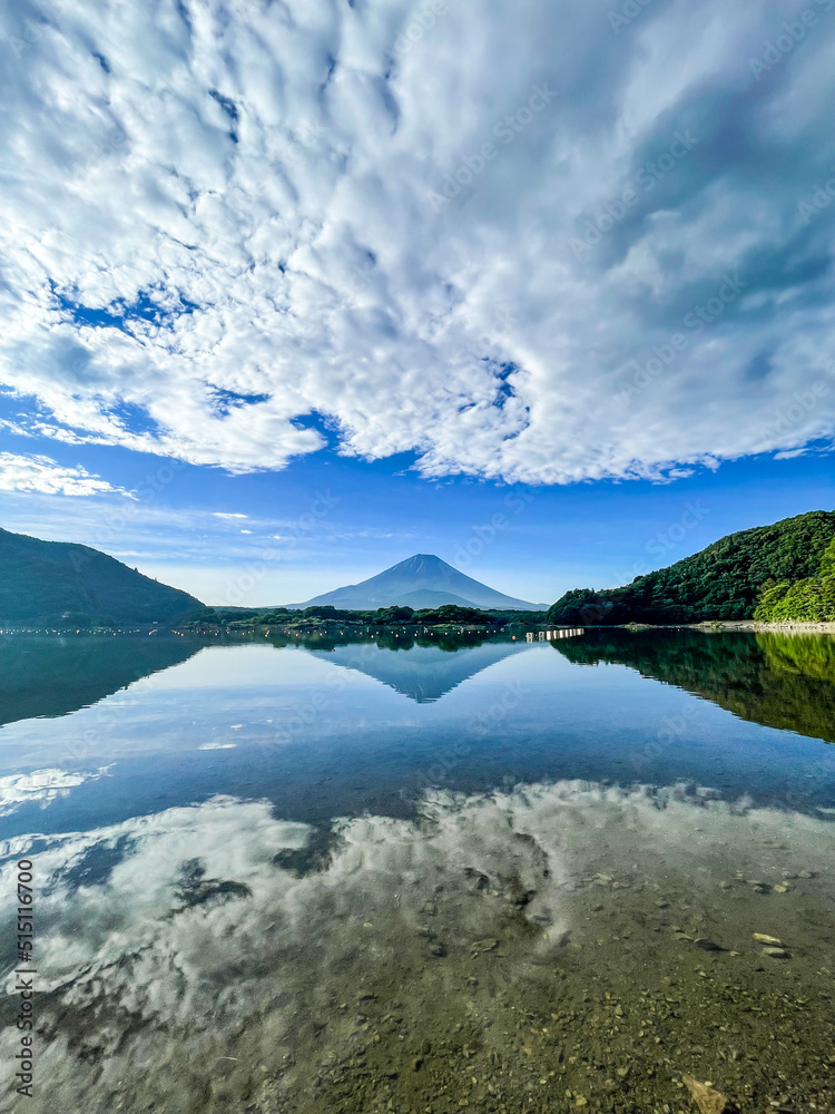 山梨県富士五湖のうちの一つの精進湖と富士山