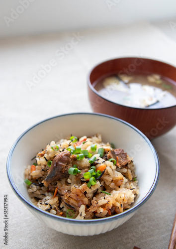 鯖とひじきの炊き込みご飯とナスの味噌汁