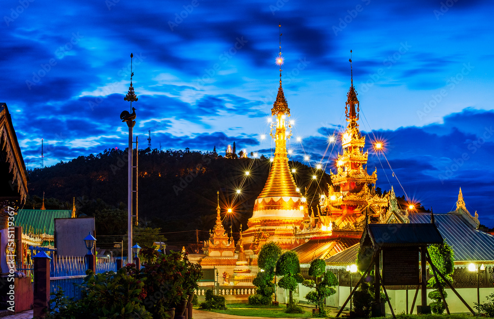 Colorful sunset at Wat Chong Kham i Mae Hong Sorn, Thailand. Vacation and travel concept.
