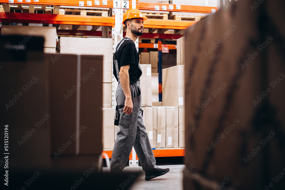 Obraz premium Workman at the factory checking goods