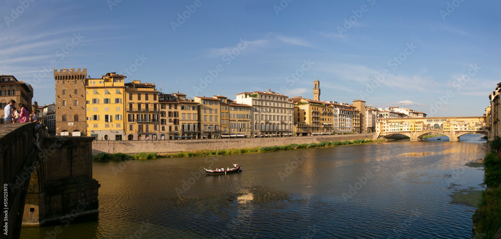 Italia, Toscana, Firenze, il fiume Arno e Ponte Vecchio.