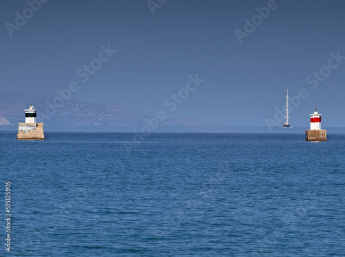 Segelboot l  uft ein in den Hafen von Epidaurus  Saronischer Golf  Griechenland