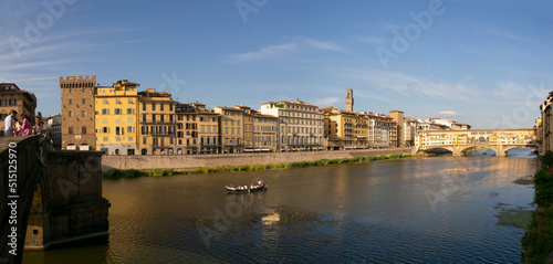 Italia, Toscana, Firenze, il fiume Arno e Ponte Vecchio.