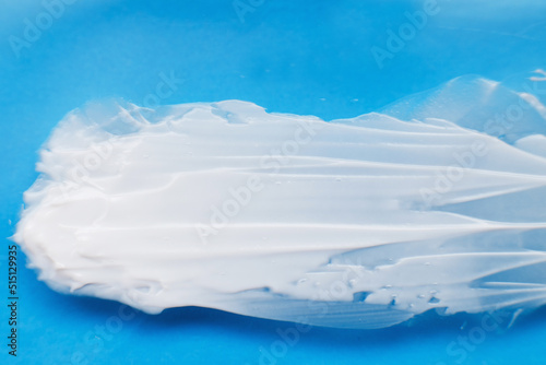texture of white cream on a blue background © stopabox