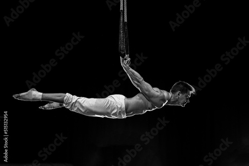 Cuadro en lienzo Muscular male air circus artist performances with dance trapeze