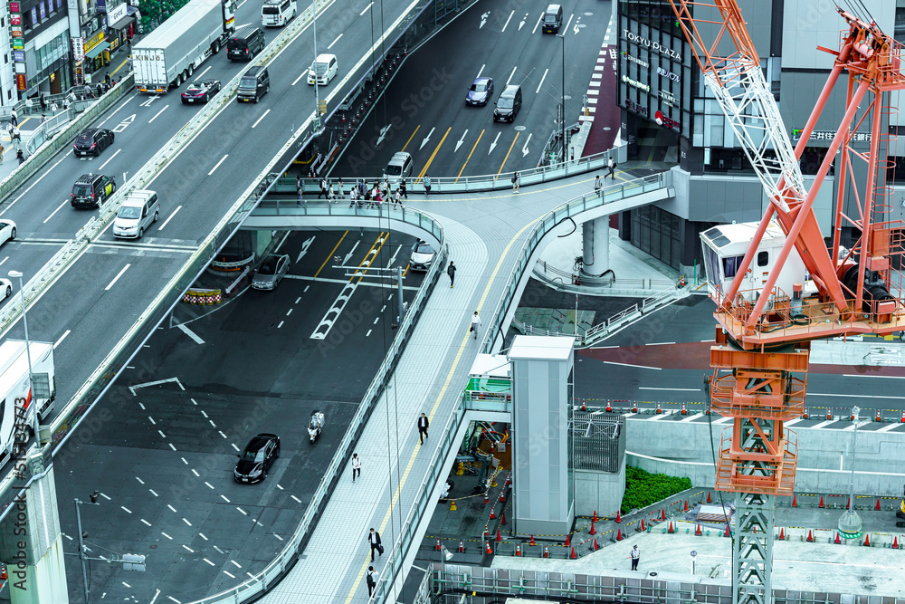 渋谷の歩道橋と建築現場のクレーン