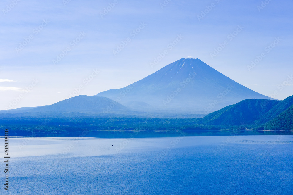 山梨県の本栖湖と富士山