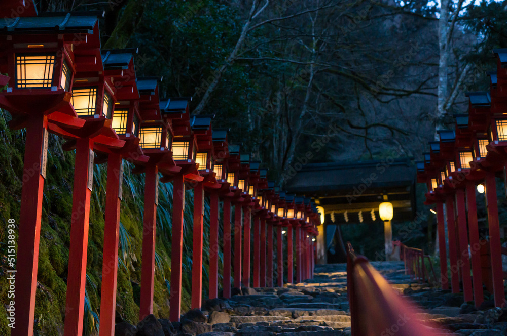 京都 夜の貴船神社をオレンジ色に照らす幻想的な灯籠